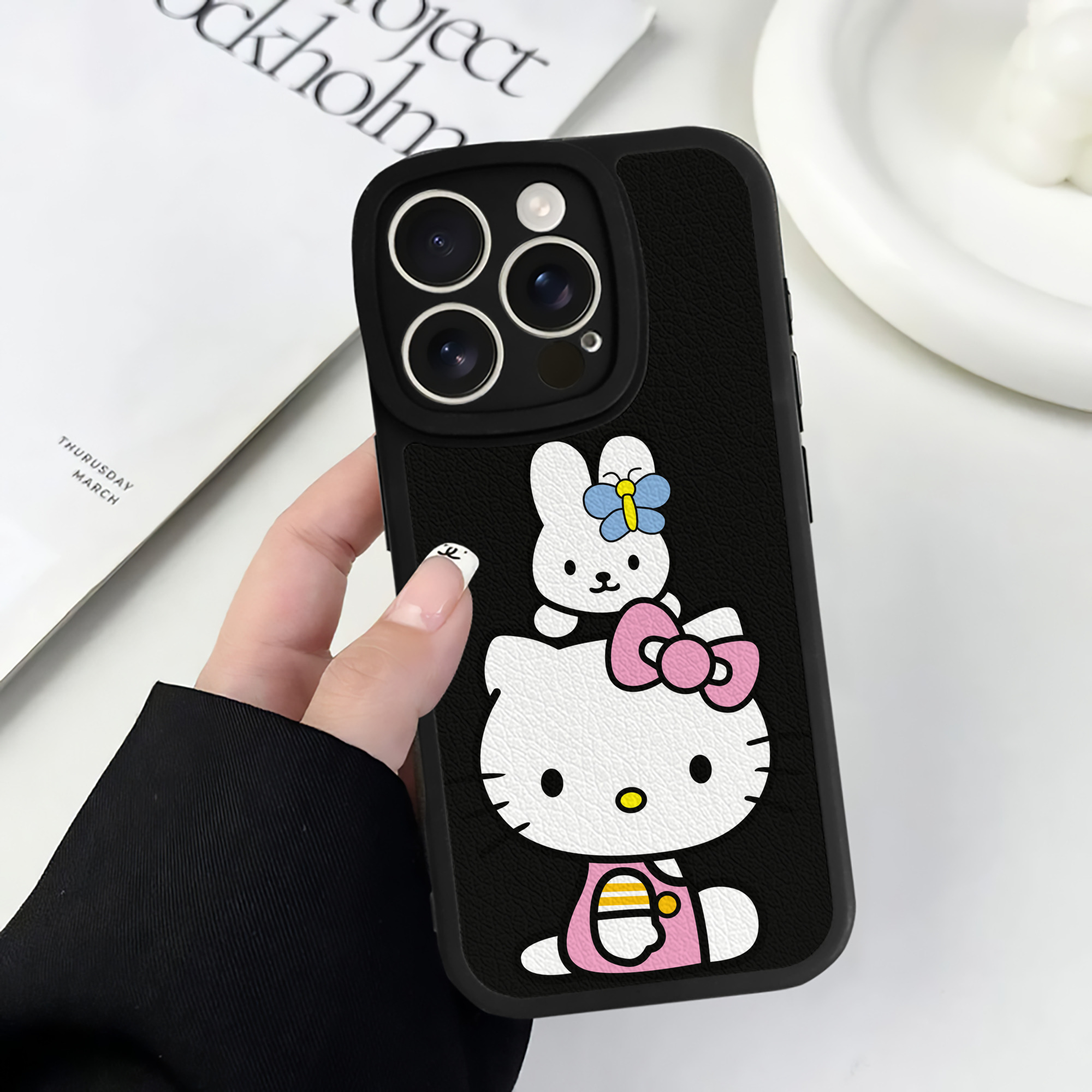 （画像用） Hello Kitty ハローキティ 【iPhone 16シリーズ対応】シリコンスマホケース（レザー調） 材質：シリコン